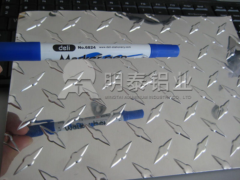 3003-H22花纹铝板_工具箱用指针型花纹铝板多少钱一吨？